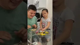 Belinha mais uma vez, passa a perna no papai!