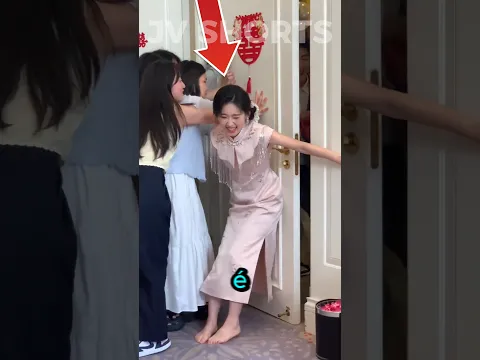 Ninguém entende o porquê dela segurar a porta #shorts