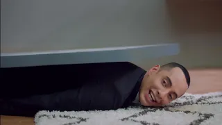 اضحك مع هشام جمال لما الباب هيقع علي عمرو وهبه وهو هيمشي عليه😁شوفوا هيحصله ايه🤭في بيتنا روبوت ٢