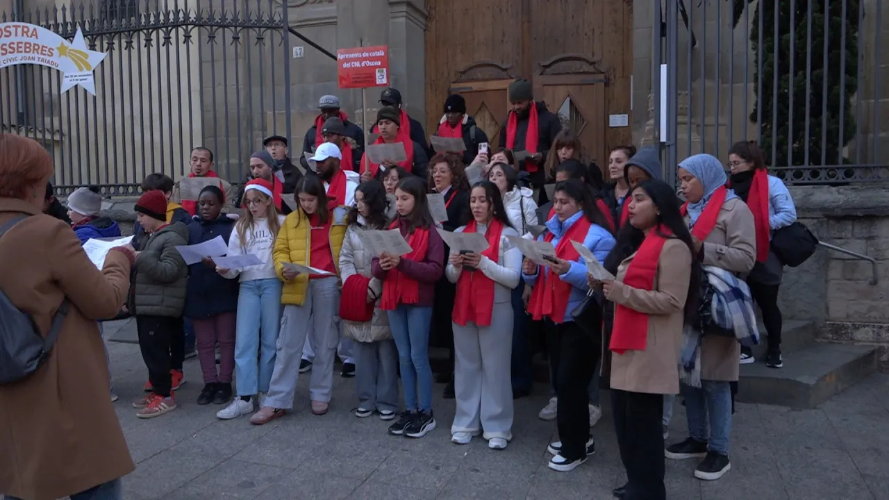 Els alumnes del Centre de Normalització Lingüística d’Osona canten nadales al carrer