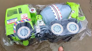 Temukan Mainan Truk Molen Besar Hanyut di Sungai, Beko Keruk, Truk Oleng Cabe,Mobil Offroad dan Tayo