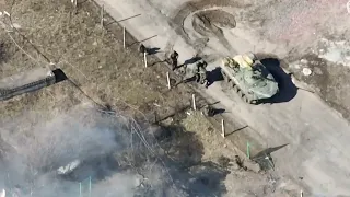 Російські десантники забирають поранених і вбитих. Бої за Мощун 11 березня 2022.