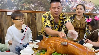 Được Gia Đình Anh Hải Sapa Tv Đãi Nguyên 1 Con Lợn Cắp Nách | Thầy Giáo Tí Hon