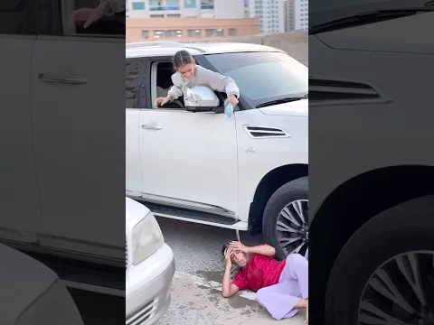 سكبو الماء على الطفلة الفقيرة😭😭؟!