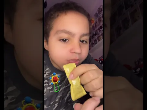 Lyon bambino mangia la Caramella di Anna!! #shorts