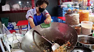 A popular Pad Thai restaurant in Bangkok's Chinatown!!!/Thailand street food