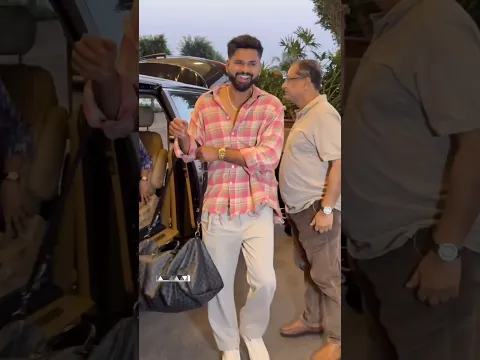 "Maa ke saath Shreyas Iyer ka yeh pyaara pal cameras me capture ho gaya 💕" #shreyasiyer #maa #shorts