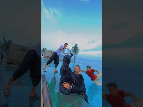 El fotógrafo cayó al agua… pero la cámara nunca se perdió 😳📸#shorts