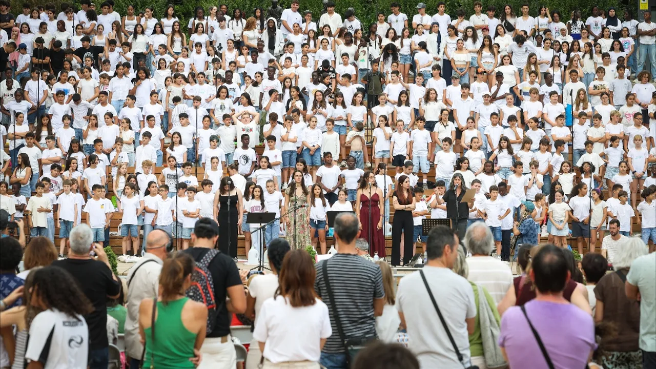 450 infants de Manlleu participen a la cantata ‘Postals del Ter’