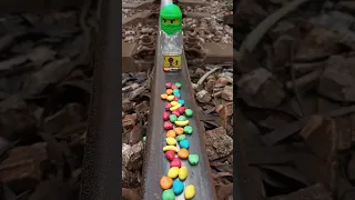 Five-colored candy challenge with trains