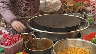 Many Chinese people eat this kind of egg pancake for breakfast