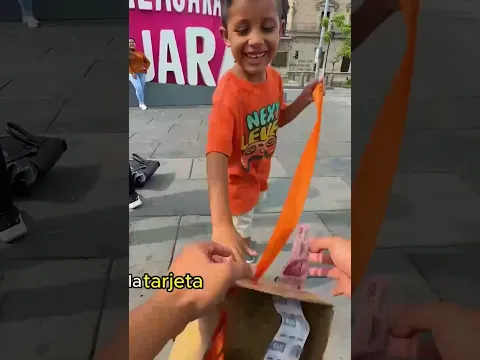 Millonario regala rollo de billetes a niño zapatero que quedó huérfano 😭 Su historia nos hizo llorar