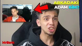 ARKADAKİ  SİYAH ADAM KİM ?!  (Soru Cevap)