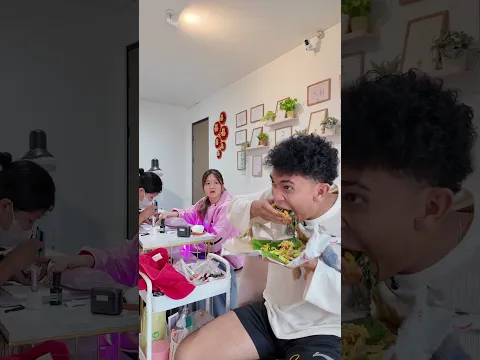 Makan nasi padang enak!