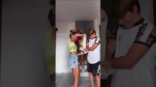 El Reto TREND de TikTok de las TOALLAS con Ariann Music y Cesar Abril 😱 Es posible o no?