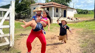 Seu Biu carrega a Mulher de Pililiu