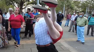 CARLOS EL PADRESITO PARECE CANTINFLAS BAILANDO CON #YAJAIRA