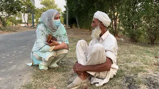 Akelay road kai kinaray bethay bazurg kis intazaar mai thay