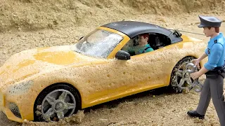 La policía persigue a un coche que se pasó el semáforo en rojo - Historia de coches de juguete