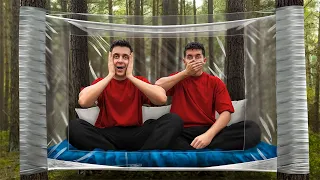 ZBUDOWALIŚMY DOMEK Z FOLI W ŚRODKU LASU 🌳🏠😱