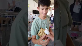 UN DIA VENDIENDO TORTAS EN EL COLEGIO