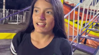 Mira como Maikel baja de después de subirse a un juego muy divertido 