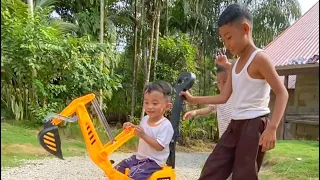 Keseruan Bermain Dan Berlari Sambil Sama Teman Teman Sambil Membawa Ekskavator