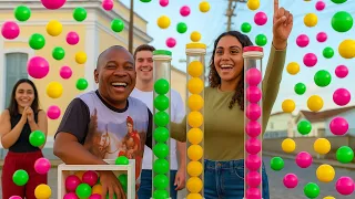 DESAFIO DA BOLA COLORIDA: QUEM COMPLETAR PRIMEIRO O TUBO GANHA!