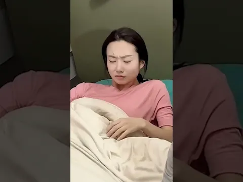 两姐妹发现尿床后！！！竟然开始穿起尿不湿 #段子 #整蛊 #搞笑