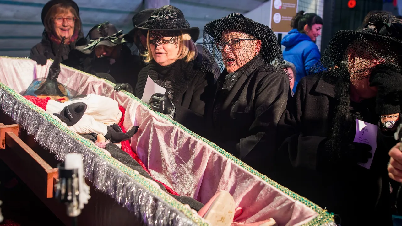 Torelló tanca el Carnaval amb l’enterrament de la Sardina