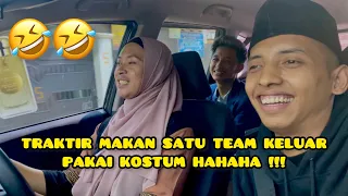 GAJI PERTAMA DARI YOUTUBE || TANTANG SATU TEAM MAKAN DI LUAR PAKAI KOSTUM HAHAHA !!!