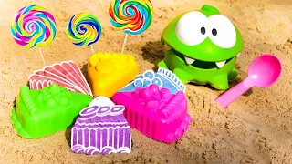 🍭 Hacemos un pastel de arena con Om Nom 🍭 Juegos con arena. Videos de juguetes para niños