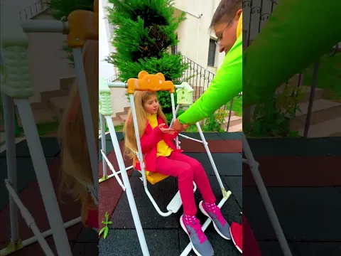 🤣 La tobogane 😵‍💫 Dad vs Mom at the amusement park 😎 #shorts by #melimi