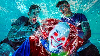 AHOGAMOS AL PAYASO ASESINO PARA INTERROGARLO !! *no va a sobrevivir* Exi