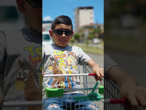 Hermana mayor αmαrró a su hermano ci3g0 a este camión para protegerl0 de el peligro en el que estaba