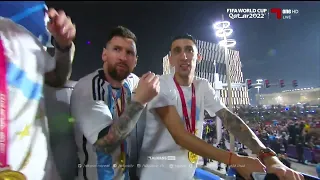 احتفال لاعبي الأرجنتين بكأس العالم في شوارع قطر مع الجماهير 🇦🇷❤️