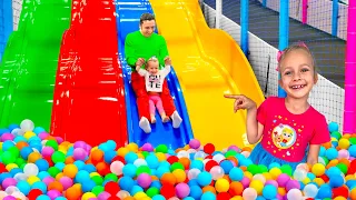 Ja Ja Erste auf dem Spielplatz + Luftballon Lied 2 (Spanien) + Der Boden ist Wasser 🎈