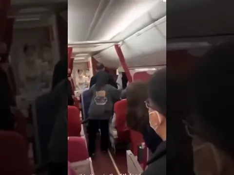 OTRA PERSONA MÁS se BAJA de AVIÓN porque un pasajero NO ES REAL #shorts