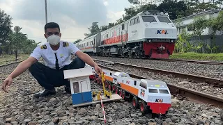 Hunting Kereta Api Beneran Ngebut Meninggalkan Stasiun Banjar Melewati Palang Pintu Kereta Api
