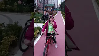 سباق بسكليت بالحديقة مع سمسم وكالعادة ما بتحسن بلا غش😃🤗