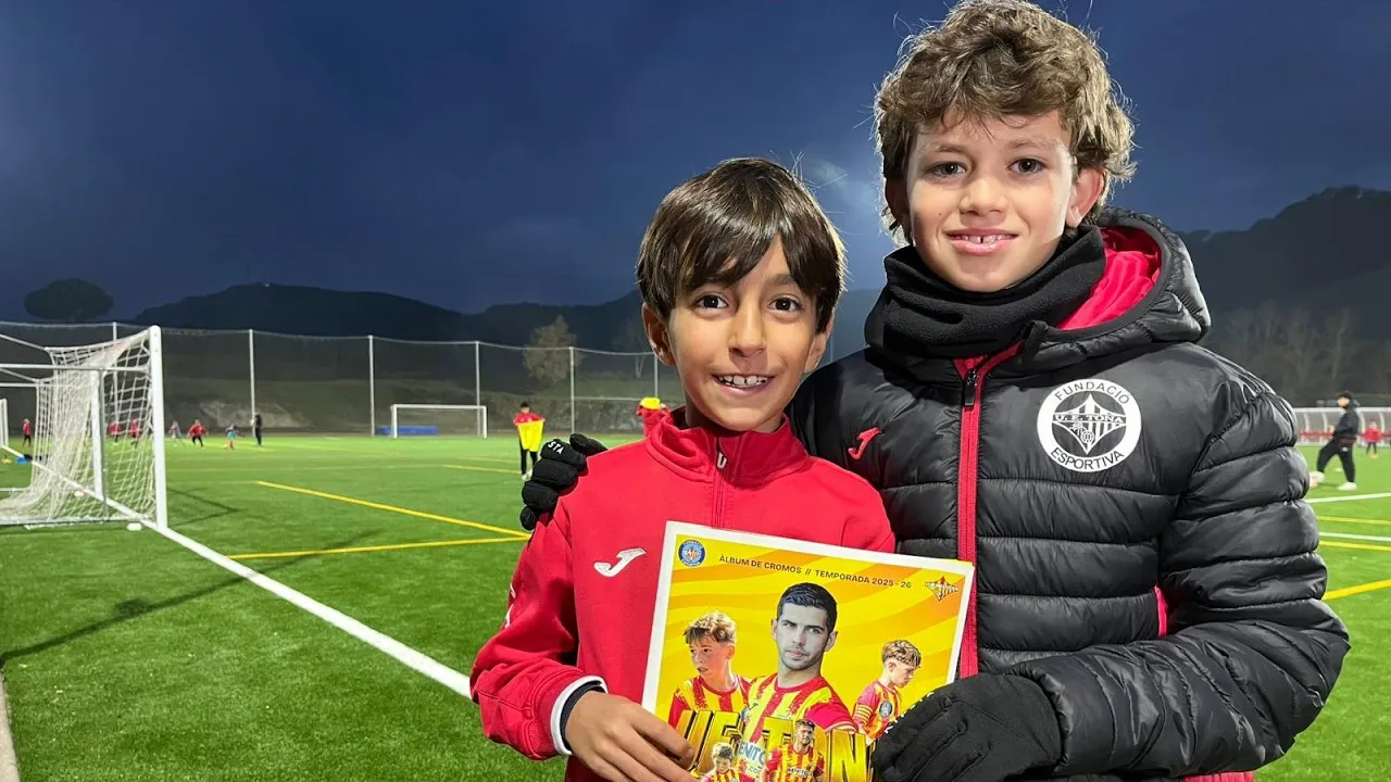 La Fundació UE Tona torna a posar a la venda el seu àlbum de cromos