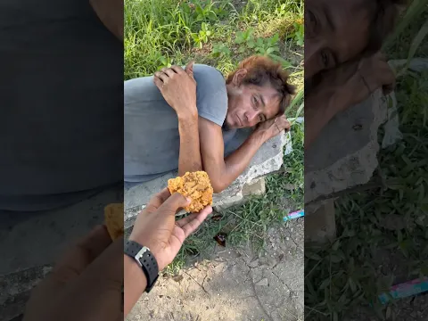 Alimentando un habitante de calle 🥹🥹😭