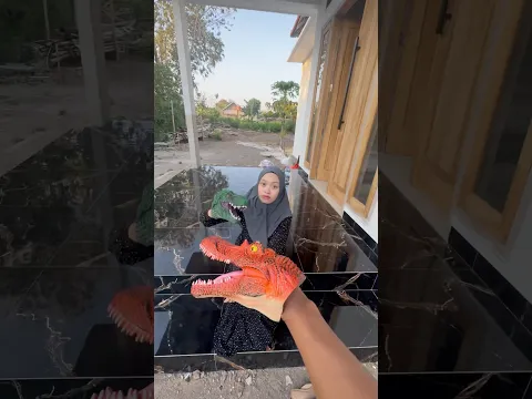 Dinosaurusnya emak kok dilawan #shorts