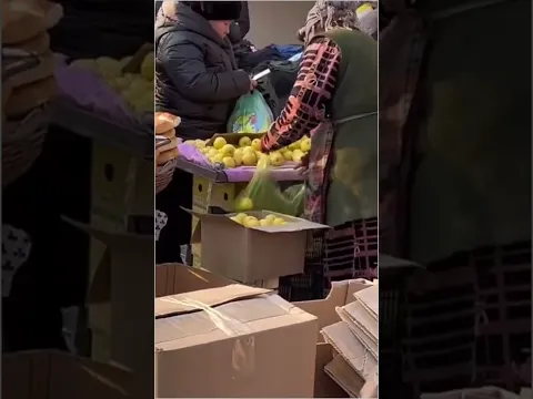 Нам всю жизнь врали что на базаре два дурака - кто покупает и кто продает. все таки дурак там один