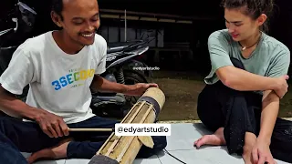 Ngajarin Bule main musik celempung dari bambu