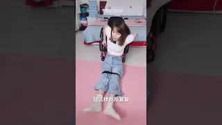 wheelchair girl 截癱的第三年,每次遇到自己做不了的事,我就不會控制不住的崩潰,恨自己控制不了這兩條腿,恨自己不夠努力,無助中崩潰,又在崩潰中自愈。高位截癱 輪椅姑娘