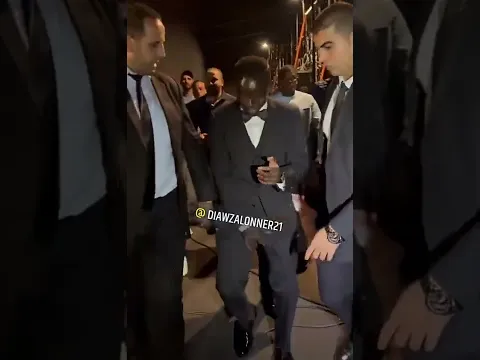 La petite danse de sadio mané 😂😂😂😂😂 après le trophée