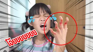 ช่วยด้วย!! ประตูหนีบมือ!! เกือบหัก | ผักบุ้งแฟมิลี่