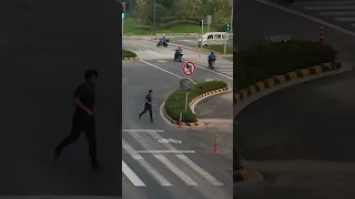 路边出现凹陷，车辆险些遭殃，他及时出手了！苏师傅，给你点赞！#熱門 #中国