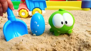 Игрушка Ам Ням открывает разноцветные яйца! Игры и  видео про игрушки Om Nom